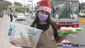 A vísperas de navidad, latina ambulante recibe su pedazo de carne